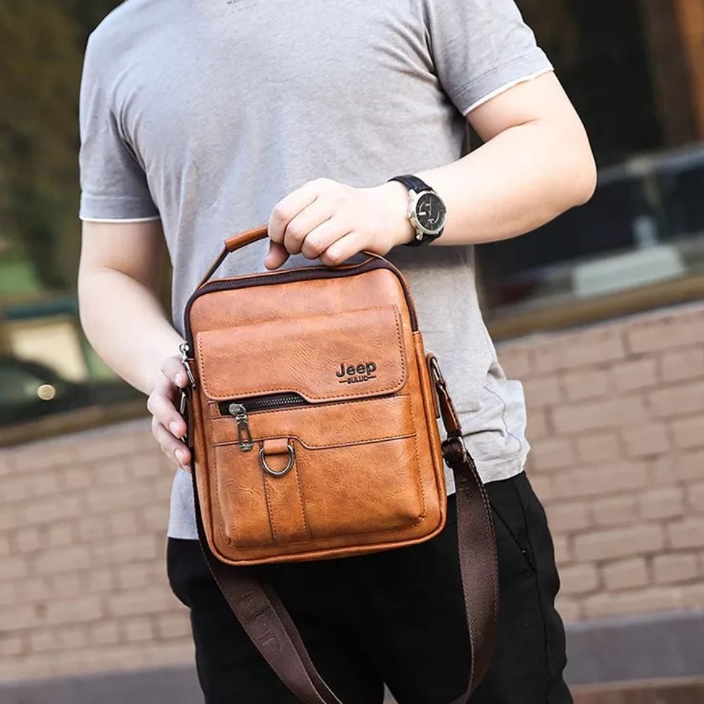 Bolsa Masculino Estilo Carteiro em Couro Ecológico + BRINDE Linda Carteira